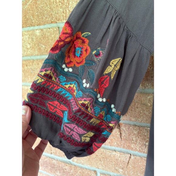 Bohemian Style Gray Tunic Dress With Embroidered Floral Details & Balloon Sleeve - Picture 3 of 10